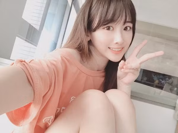 Trong khi một số người khác thì cho rằng dù làm mẹ khi còn quá trẻ nhưng Weiwei vẫn là một người mẹ đẹp.