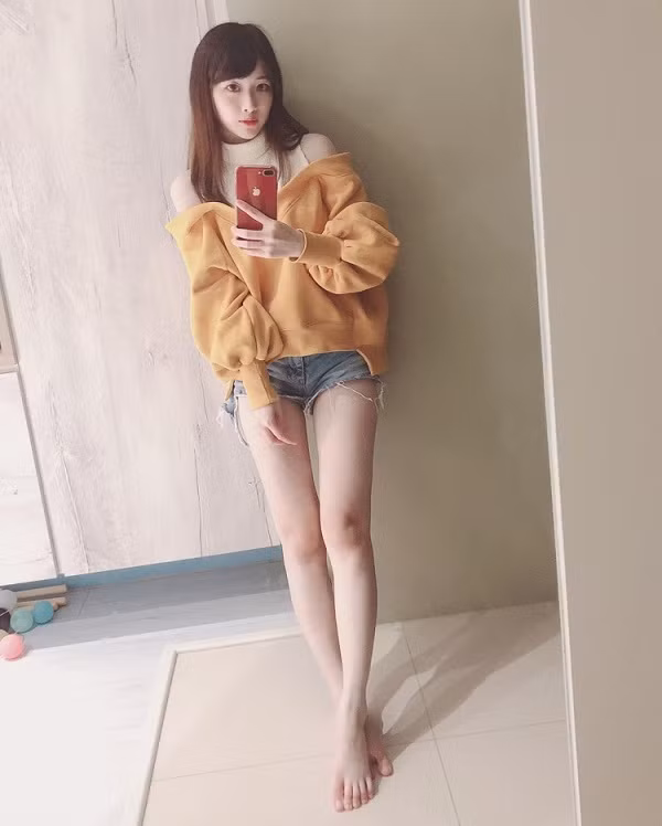 "Đã làm mẹ ở độ tuổi trẻ như vậy rồi á, thật đáng tiếc'', "Cô ấy trông như em gái tôi vậy, rất ít người kết hôn và sinh con ở độ tuổi như vậy, nhưng nếu thật thế thì đau lòng quá",... Cư dân mạng để lại bình luận tỏ vẻ khá thất vọng với tin đồn này.