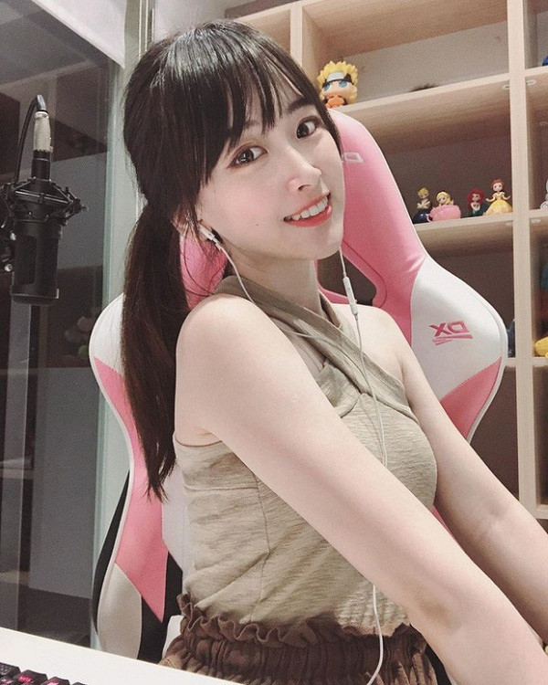 WeiWei là một trong những nữ streamer rất có tiếng tại xứ Trung với vẻ ngoài xinh xắn và lối trò chuyện có duyên.