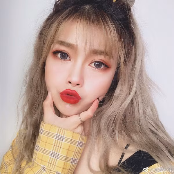 Mỗi khi xuất hiện, hotgirl TikTok này luôn nhận được cơn mưa thả tim từ người hâm mộ, thậm chí không ít chàng trai thì coi cô như hình tượng bạn gái lý tưởng.