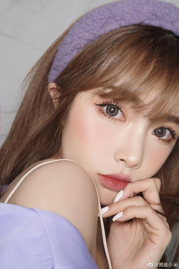 Cũng rơi vào tình huống tương tự như Tuyết Di, Tiểu Ngai - girl xinh sở hữu gần 1 triệu follow trên Tik Tok mới đây cũng đã bị cư dân mạng bóc mẽ nhan sắc thật gây sốc.