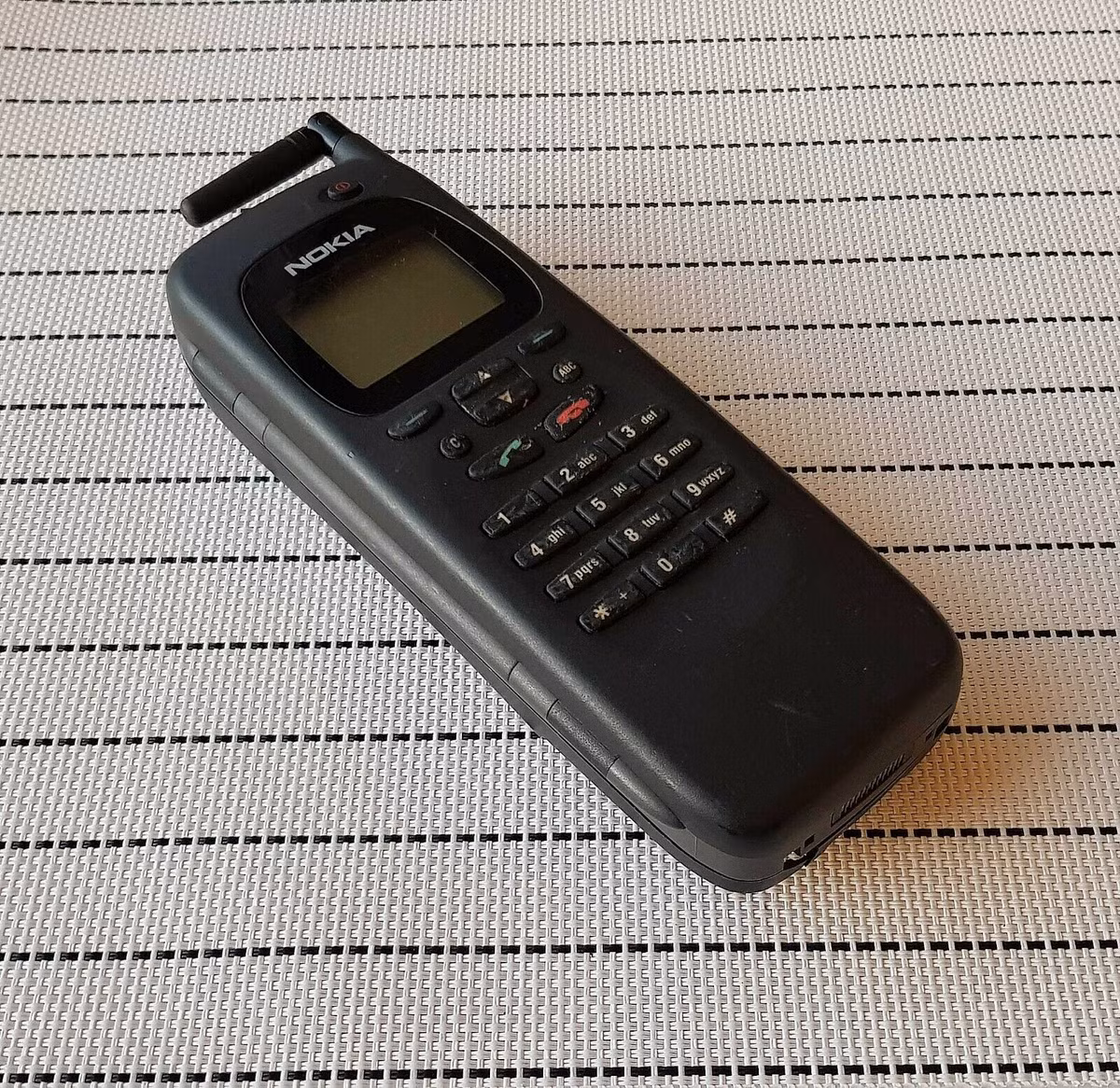 Thời điểm đó siêu phẩm này của Nokia có giá bán ''cắt cổ'' 800 USD tại Mỹ, 1000 bảng tại thị trường Anh.