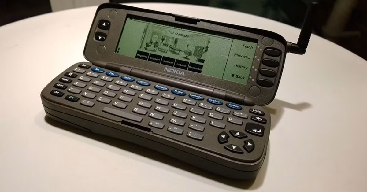 Thoạt nhìn, chiếc điện thoại này không quá khác biệt với những ''cục gạch'' Nokia ở cùng thời điểm với thiết kế dày cộp màu xám đen, các nút bấm to, và một màn hình LCD trắng đen với độ phân giải 640 x 200 pixels.