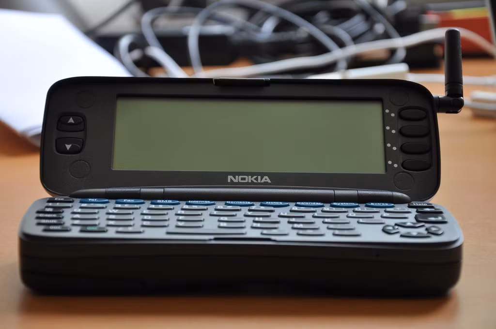 Thiết bị có khối lượng nhẹ hơn nhiều, ở mức 253g và ăng ten bên ngoài có thể được gấp gọn vào thân máy. Điều tuyệt vời hơn nữa là CPU đã được nâng cấp lên CPU 486 do AMD sản xuất, chạy ở tốc độ 33 MHz.