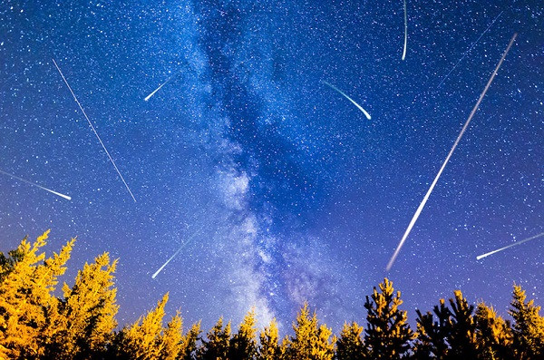 Để chiêm ngưỡng được hiện tượng kỳ thú này, người yêu thiên văn nên chọn thời điểm sau nửa đêm. Địa điểm thoáng đãng, ở nơi ít ánh sáng đèn và ô nhiễm không khí.