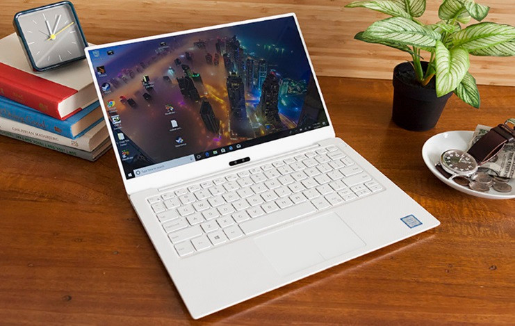 Dell XPS là dòng Ultrabook thiết kế dành cho các doanh nhân, được làm hoàn toàn từ nhôm nguyên khối với màu vàng đồng sang trọng. Thời lượng pin của Dell XPS 13 khá đáng kinh ngạc, lên đến 686 phút hay gần 12 giờ làm việc