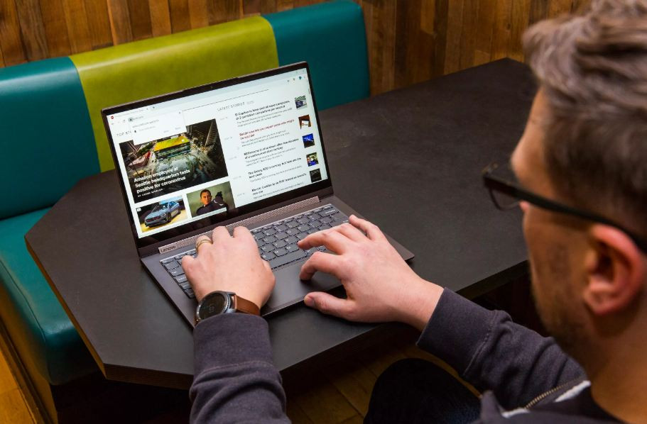 Thiết kế tỉ mỉ từ vỏ nhôm cao cấp thủ công lẫn viền màn hình mỏng, RAM 16 GB đa nhiệm mượt mà, tích hợp AI thông minh thiết kế đồ họa chuyên nghiệp, xử lí được video đơn giản. Siêu máy tính giữ kỷ lục thế giới mạnh đến mức nào? | VTC14