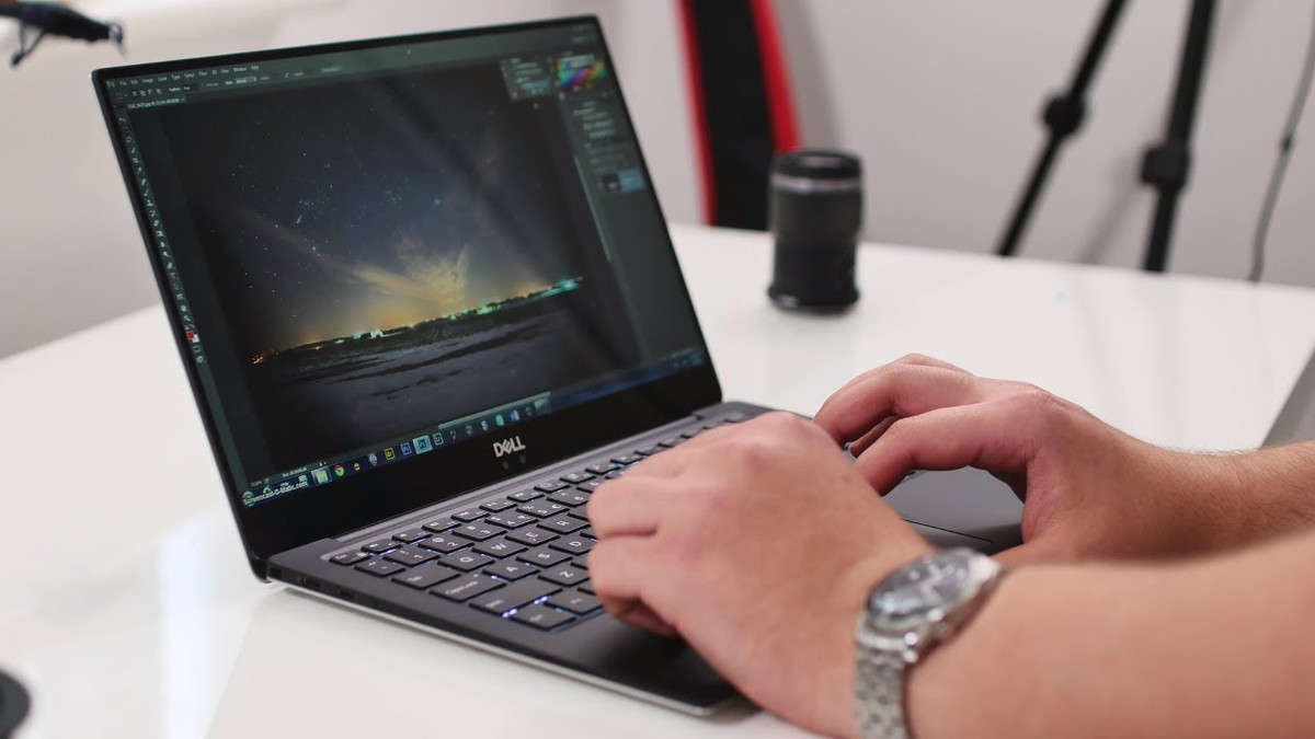 Dell XPS 13 9370 được trang bị bộ vi xử lý Intel Core i7-1065G7 thế hệ thứ 10, bộ nhớ RAM 8GB 3733MHz LPDDR4x, Card đồ họa Intel Iris Plus, Ổ cứng 256GB M.2 PCIe NVMe và Màn hình InfinityEdge 13 inch.