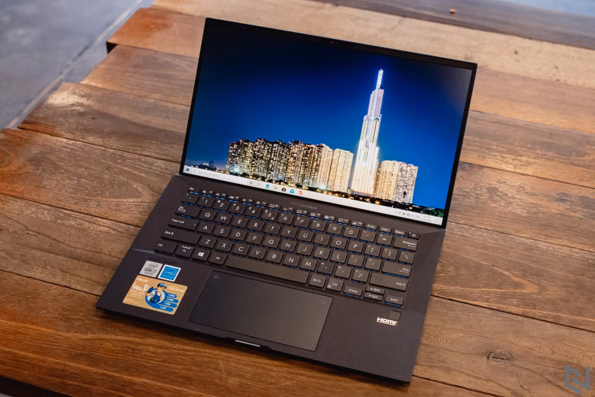 Laptop này từng được đánh giá là nằm trong top máy tính nhẹ nhất thế giới chỉ nặng 995 Gram với kích thước màn hình 14 inch, mở rộng màn hình 180 độ, sở hữu bàn phím số ảo NumberPad 2.0 trên bàn di chuột. Tuy nhiên mức giá của Asus ExpertBook B9450F lên tới 2000 USD.