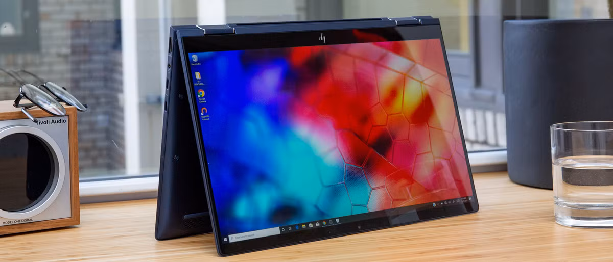 Máy tính này sử dụng bộ xử lý Intel Core i7 vPro, 16GB RAM LPDDR3 và bộ nhớ lưu trữ SSD lên tới 2 TB.