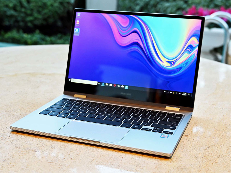 Đứng thứ 3 trong danh sách này là Samsung Notebook 9 Pro. Chiếc máy tính này có dung lượng đủ lớn có thể giúp bạn sử dụng cả ngày mà không cần sạc, theo thử nghiệm thời lượng pin có thể lên đến 750 phút.