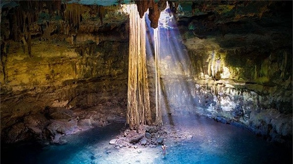 Những hố sụt tự nhiên nằm ở Mexico và Trung Mỹ, được người Maya tạo nên được xem như các cánh cổng dẫn tới Xibalba - thế giới bên kia. Các nhà khoa học đã tìm thấy đền đài và hài cốt trong hố sụt ở bán đảo Yucatan.