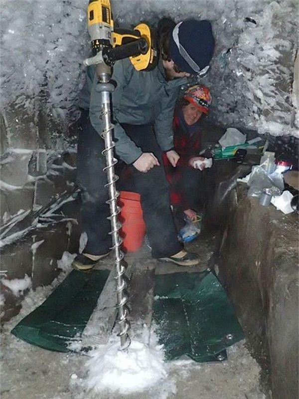 Trong lòng đất Bắc cực những khoang trống mang nước biển cổ đại, trông như một hầm mộ bị phong ấn suốt 50.000, các nhà khoa học từ Đại học Washington (Mỹ) đã tìm ra một… đàn vi sinh vật bí ẩn. Theo họ, chúng sống được ở đây thì sống trên sao Hỏa chỉ là chuyện nhỏ.