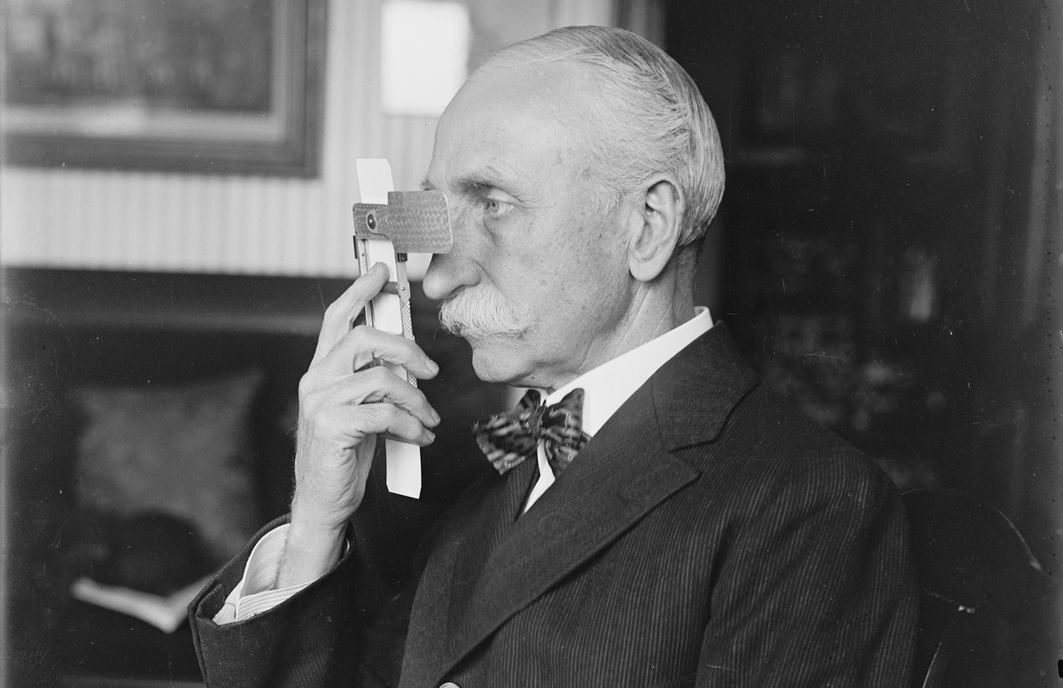 Chiếc máy này siêu nhỏ, có thể bỏ túi với kích thước dài hơn 6 inch (152,4 mm) và rộng 2 inch (50,8 mm) và có thể chứa những thẻ với hơn 100.000 từ.