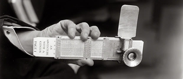 Năm 1922, Đô đốc Bradley Fiske giới thiệu máy đọc sách Fiske - thực chất là kính lúp đã được sửa đổi giúp người dùng dễ dàng đọc những cuốn sách nhỏ tiết kiệm chi phí với bản in nhỏ.