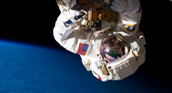 Trọng lực trên Trái Đất không đồng đều và vịnh Hudson (Canada), được ghi nhận là nơi có trọng lực thấp hơn các khu vực khác. Sự khác biệt về khối lượng dẫn đến các biến động về lực hấp dẫn ở những khu vực khác nhau.