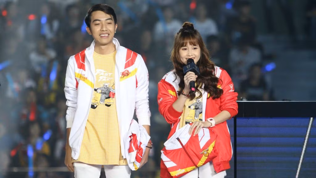 Chàng streamer đình đám rụt rè ngay cả khi gặp được một nửa của đời mình khi có cơ duyên tham gia đóng phim cùng nhóm hài FapTV. Phải đến khi Mai Quỳnh Anh chủ động "tiếp cận", anh chàng này mới dám "tấn công" ngược lại.