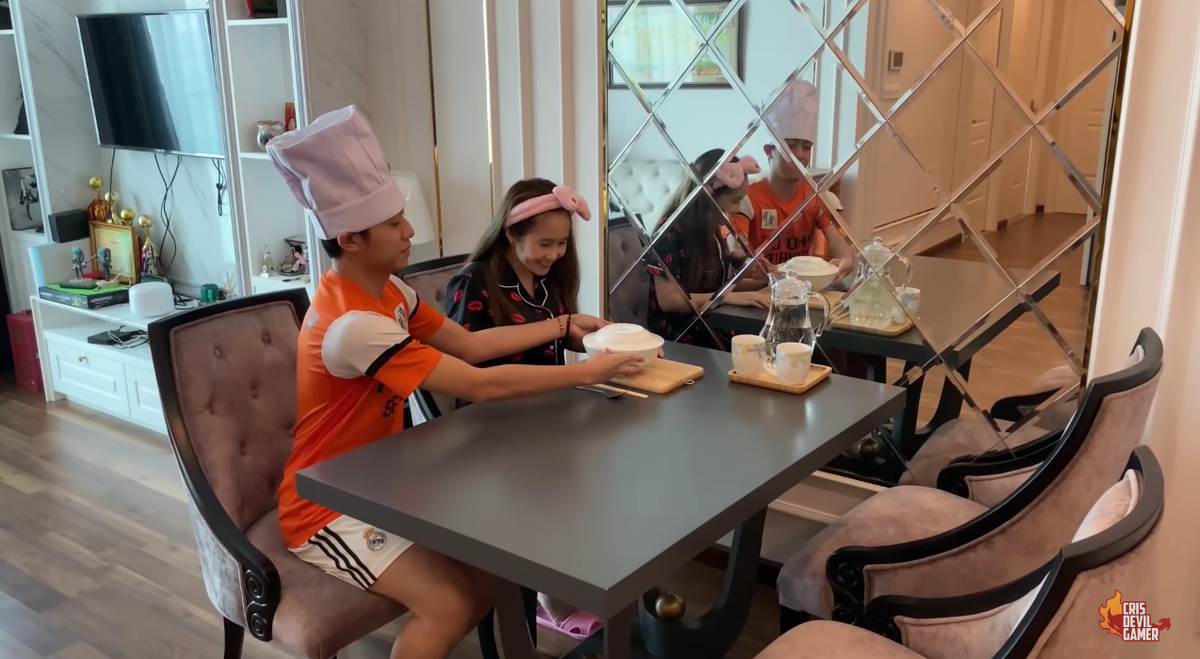 Căn hộ của vợ chồng Cris không quá cầu kì, có phong cách đơn giản, hiện đại nhưng cũng không kém phần sang trọng.