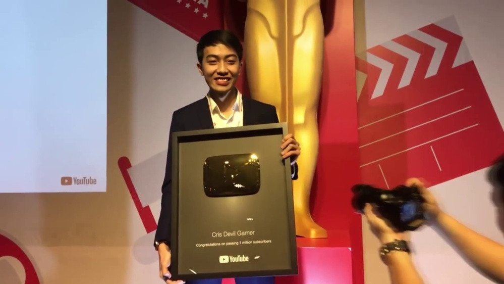 Trước khi bén duyên với nghề streamer, Cris Phan là sinh viên ngành quản trị kinh doanh của trường đại học RMIT danh tiếng. Cũng tại thời điểm này, anh tìm thấy niềm đam mê đặc biệt với những phần mềm quay dựng và việc làm video.