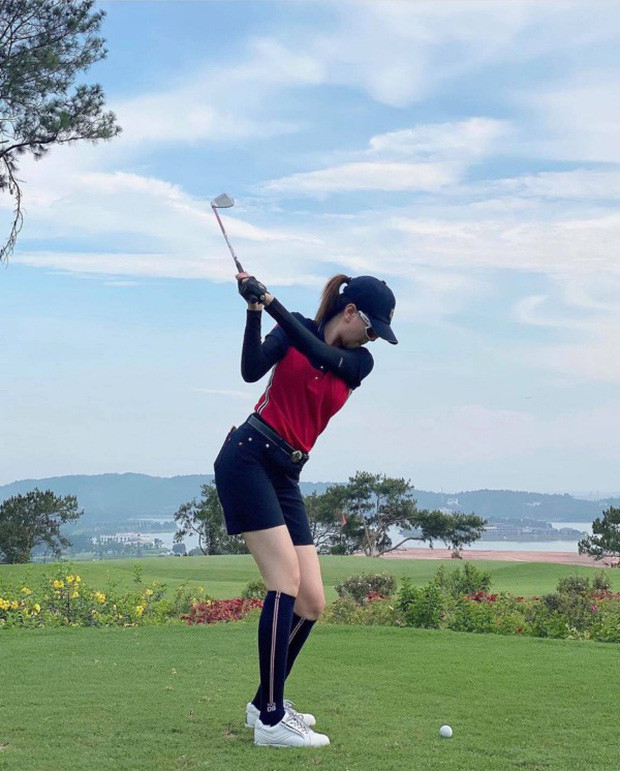 ''Cô gái thời tiết'' Mai Ngọc cũng lựa chọn bộ môn golf để giải trí và rèn luyện sức khỏe sau những giờ làm việc căng thẳng. Mai Ngọc luôn chuẩn bị cho mình những set đồ gọn gàng nhất nhưng luôn toát lên vẻ sang chảnh mỗi khi đến sân tập.