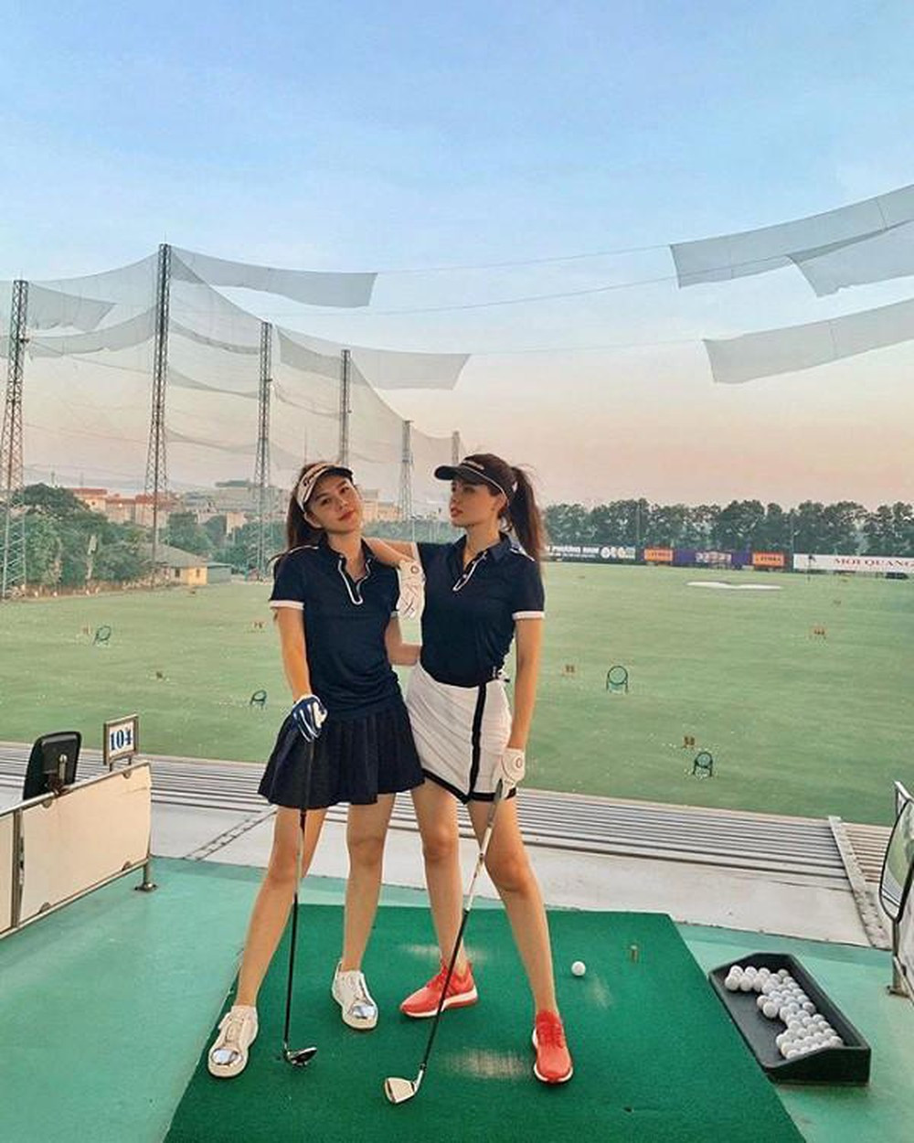 Thu Hoài còn rủ rê cô bạn thân Phanh Lee cùng theo đuổi đam mê golf. Style trên sân golf của 2 sao Việt này luôn gọn gàng thanh lịch, kết hợp với phụ kiện chống nắng như mũ, găng tay tông xuyệt tông với set đồ.