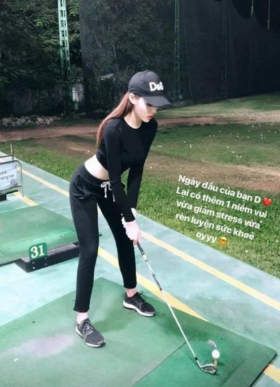 Không nằm ngoài trào lưu chơi golf của các mỹ nhân Việt, Kỳ Duyên chứng tỏ đẳng cấp khi diện "cả cây đen'' ôm body trong buổi đầu tiên tập golf.