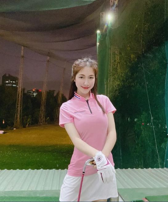 Trái ngược với đàn chị, style trên sân golf của sao Việt hot Hòa Minzy lại có chút ''bánh bèo'' hơn. Đi chơi thể thao cùng chồng, nữ ca sĩ chọn áo polo hồng nữ tính kết hợp với chân váy trắng đơn giản.