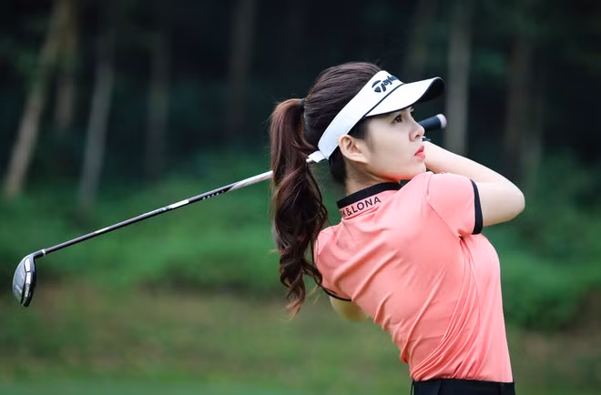 Là một trong những mỹ nhân Việt chăm phơi mình trên sân golf nhất, MC Thu Hoài cũng nhờ đó mà ''kiếm được tấm chồng''. Cô nàng luôn xuất hiện trên sân tập với vẻ ngoài xinh đẹp và quyến rũ trong trang phục ôm sát nhưng vẫn thoải mái, năng động.