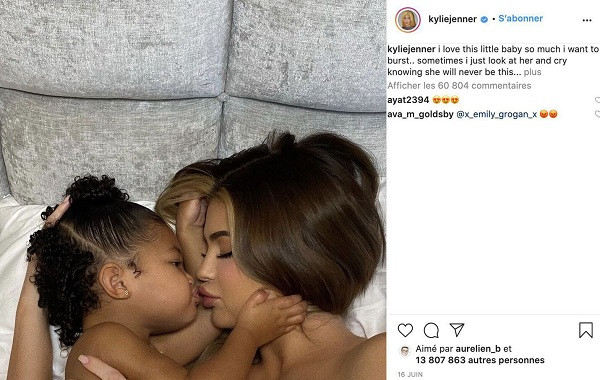 Bức ảnh tỷ phú trẻ tuổi nhất thế giới Kylie Jenner cùng con gái Stormi Webster nhận được 13.8 triệu lượt thả tim trên Instagram.