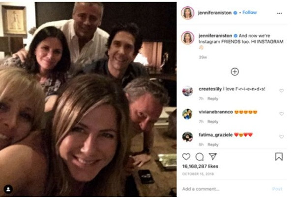 Jennifer Aniston chụp ảnh "sống ảo" cùng các diễn viên trong Friends. Bức ảnh dù có chất lượng khá mờ và các diễn viên không trang điểm hay ăn mặc "lồng lộn" cũng đủ thu về 16.1 triệu lượt thả tim.