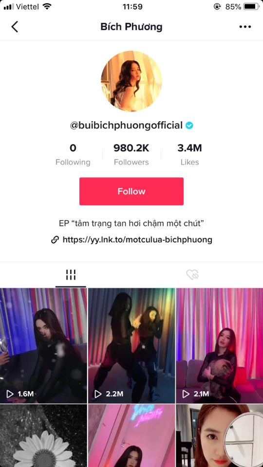 Trang TikTok của Bích Phương hiện cũng đạt gần 1 triệu người theo dõi với tổng lượt ''thả tim'' video lên đến 3,4 triệu. Nữ idol này cũng là người đi đầu nhiều xu hướng nổi tiếng trên nền tảng mạng xã hội này.