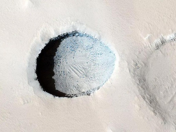 Một miệng hố khác với phần đáy trông như đá, được vệ tinh trinh sát chụp trên sao Hỏa vào năm 2015.