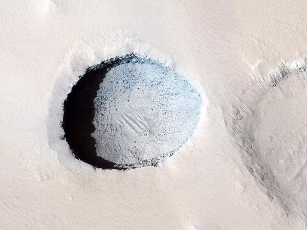 Một miệng hố khác với phần đáy trông như đá, được vệ tinh trinh sát chụp trên sao Hỏa vào năm 2015.