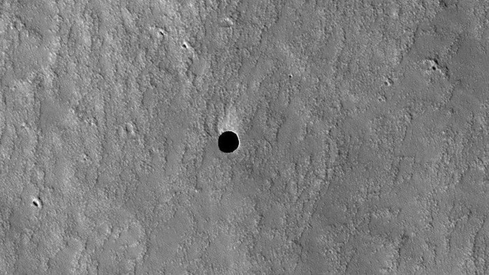 Miệng hố được MRO chụp năm 2007 nhìn từ xa trông nhưng một lỗ thungt nhỏ nhưng theo ước tính của NASA, kích thước hố này rộng gần bằng một sân bóng đá.