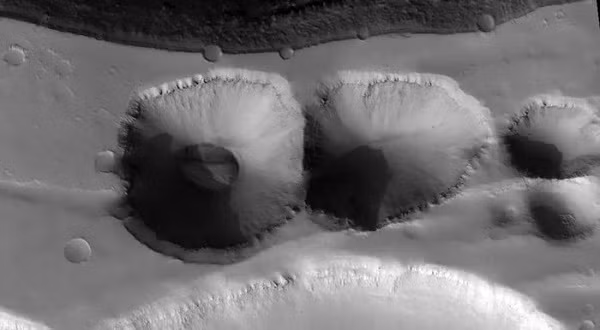 Một trong những hình ảnh bí ẩn nhất được chụp trên Hỏa tinh bởi MRO. Những hố này hình thành dọc theo sườn núi lửa Elysium Mons sau các vụ động đất trên Hành tinh đỏ, là manh mối cho nghiên cứu của các nhà khoa học về nguồn gốc một số thung lũng.