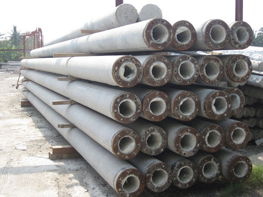 Ưu điểm về cột điện ứng lực trước là chịu lực ở đầu cột lớn hơn. Bê-tông được ứng suất trước kết hợp với quay ly tâm đã làm cho cột điện bê-tông đặc, chắc, chịu được tải trọng cao, không nứt, tăng khả năng chống thấm, chống ăn mòn cốt thép.