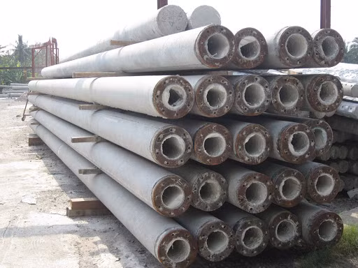 Ưu điểm về cột điện ứng lực trước là chịu lực ở đầu cột lớn hơn. Bê-tông được ứng suất trước kết hợp với quay ly tâm đã làm cho cột điện bê-tông đặc, chắc, chịu được tải trọng cao, không nứt, tăng khả năng chống thấm, chống ăn mòn cốt thép.