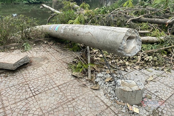 Tuy nhiên, vấn đề nhiều người đặc biệt chú ý hơn cả chính là cột điện bị gãy không lộ ra phần cốt thép khiến dư luận nghi ngờ cột điện bị đứt gãy không có lõi sắt thép. Ảnh: Vietnamnet