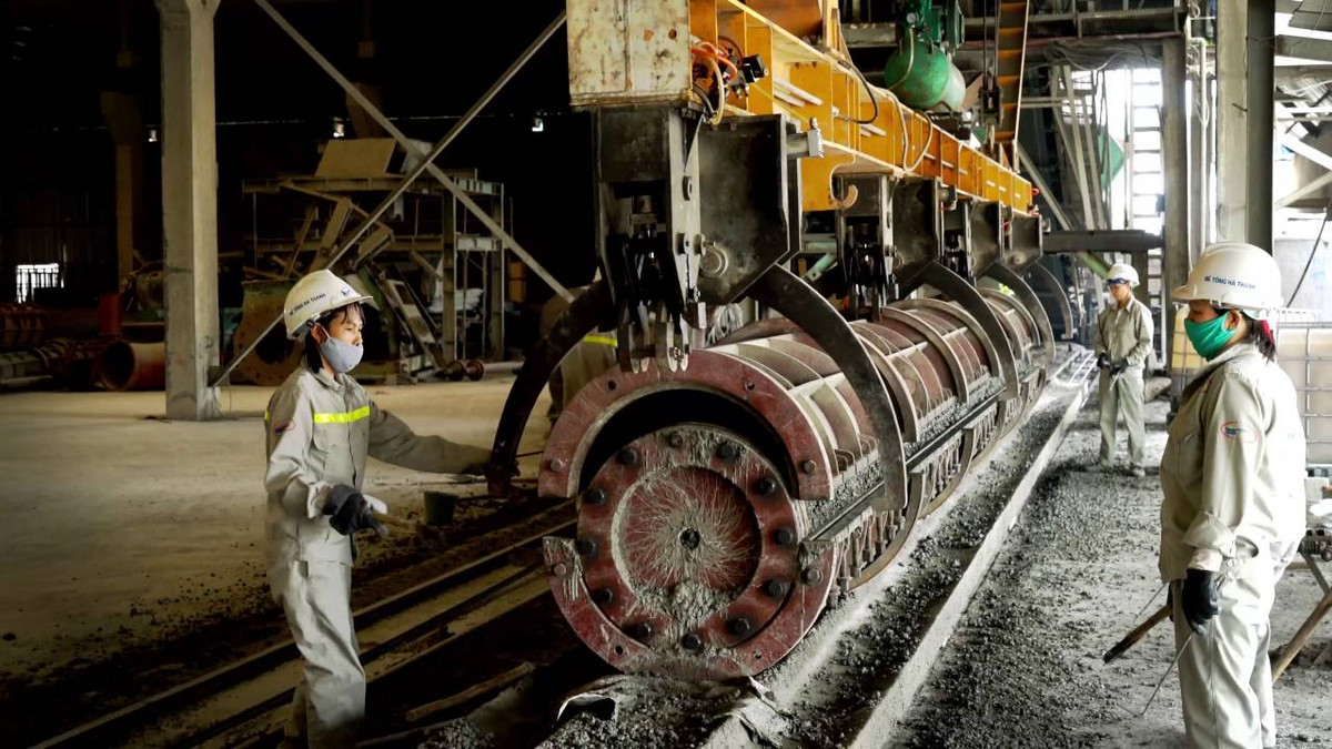 Cột điện bê tông ly tâm ở Việt Nam được chế tạo theo tiêu chuẩn Quốc gia TCVN: 5847-2016. Tiêu chuẩn này áp dụng cho các loại cột điện bê-tông cốt thép ứng lực trước và không ứng lực trước sản xuất theo phương pháp ly tâm.