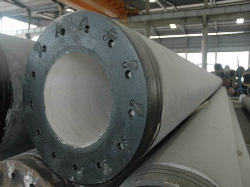 Ở 2 đầu mỗi bó cáp, người ta sử dụng hệ thống nêm và neo chuyên dụng để các sợi cáp sau khi bị kéo không tuột ở 2 đầu, giữ được sức căng. Tiếp theo là tháo khuôn và kiểm tra sản phẩm trước khi đưa vào hấp qua lò cao áp.