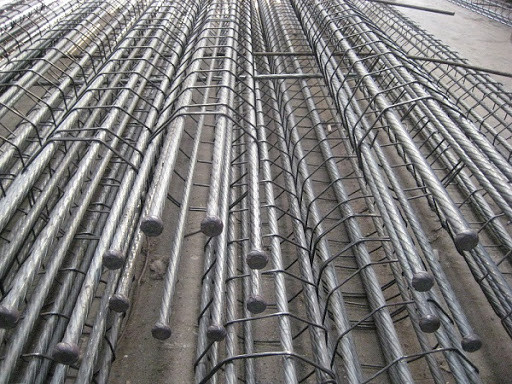 Để sản xuất cột điện bê tông theo công nghệ ly tâm dự ứng lực, đầu tiên, nhà sản xuất đặt các ống dạng rỗng bằng tôn sóng mạ kẽm vào các bộ phận bằng bê tông. Tiếp đến, đổ bê tông vào chờ chúng đủ cường độ thì sẽ dùng kích ứng thuỷ lực kéo căng các sợi cáp, tạo ra sức căng.