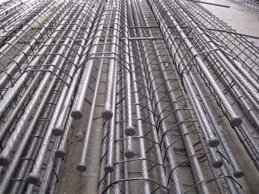 Để sản xuất cột điện bê tông theo công nghệ ly tâm dự ứng lực, đầu tiên, nhà sản xuất đặt các ống dạng rỗng bằng tôn sóng mạ kẽm vào các bộ phận bằng bê tông. Tiếp đến, đổ bê tông vào chờ chúng đủ cường độ thì sẽ dùng kích ứng thuỷ lực kéo căng các sợi cáp, tạo ra sức căng.