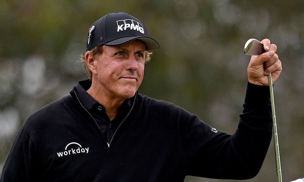 Trở thành tay golf chuyên nghiệp năm 1992 và là người Mỹ chơi golf giỏi nhất thời ấy, cái tên Phil Mickelson vinh dự được đưa vào Đại sảnh Danh vọng Golf Thế giới. Hiện ông là chủ sở hữu tài sản trị giá 180 triệu USD.