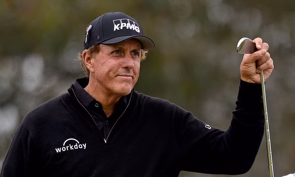 Trở thành tay golf chuyên nghiệp năm 1992 và là người Mỹ chơi golf giỏi nhất thời ấy, cái tên Phil Mickelson vinh dự được đưa vào Đại sảnh Danh vọng Golf Thế giới. Hiện ông là chủ sở hữu tài sản trị giá 180 triệu USD.