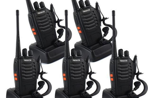 Về cơ bản, huy hiệu thám tử này chẳng khác gì một chiếc máy walkie-talkies/ máy bộ đàm có hỗ trợ microphone.