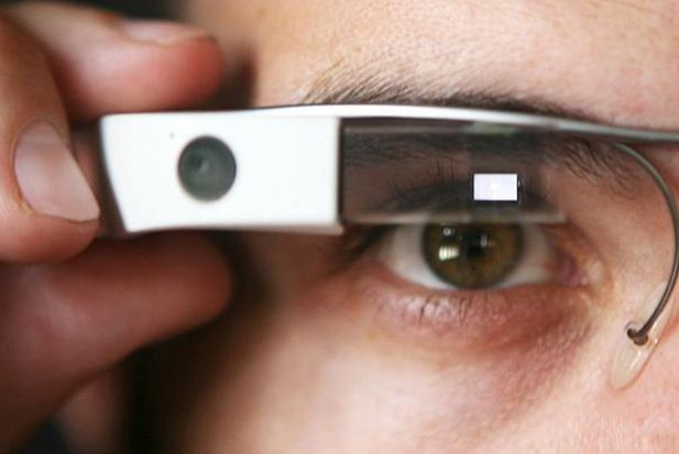 Thực tế, kính thông minh của Conan đang dần trở thành sự thật, điển hình là chiếc kính Google Glass thậm chí còn có nhiều tính năng hơn. Tuy nhiên đến thời điểm hiện tại thì dự án Google Glass đã bị tạm dừng.