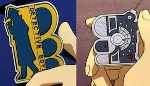 Bên cạnh chức năng phát sóng định vị, huy hiệu thám tử của nhóm bạn Conan trong truyện còn dóng vai trò là bộ đàm liên lạc tí hon.