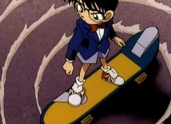 Chiếc ván trượt có gắn động cơ tubor và chạy bằng năng lượng mặt trời cũng là một đồ nghề mà cậu thám tử tài ba thường xuyên sử dụng để di chuyển. Mặc dù tốc độ cụ thể của nó chưa bao giờ được nhắc đến trong truyện, ván trượt của Conan được cho là có tốc độ rất cao.