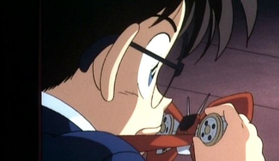 Đằng sau chiếc nơ Conan vẫn đeo là một thiết bị thay đổi giọng nói cực kì phức tạp, đây cũng là phụ kiện đầu tiên Tiến sĩ Agasa tặng Conan sau khi cậu bị teo nhỏ. Chiếc nơ này hoàn hảo đến mức nó có thể ''sao chép'' và ''bắt chước'' ngay lập tức được tất cả những giọng nói mà Conan nghe được.