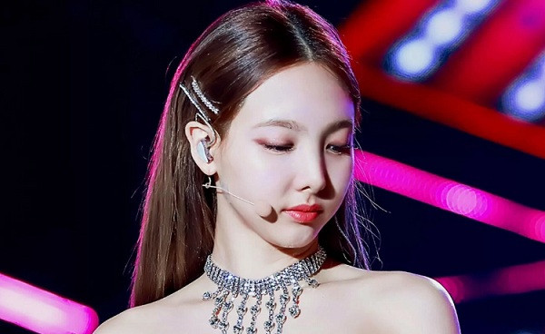 Vấn nạn sao Kpop bị kẻ nặc danh đeo bám, thậm chí đe dọa tính mạng công khai trên mạng xã hội xuất hiện ngày càng nhiều, không chỉ khiến fan vô cùng lo lắng mà còn là nỗi sợ với chính những người làm giải trí. Mới đây, cư dân mạng lại phát hiện ra một trang trên mạng xã hội công khai tấn công tinh thần nữ idol Nayeon (TWICE).